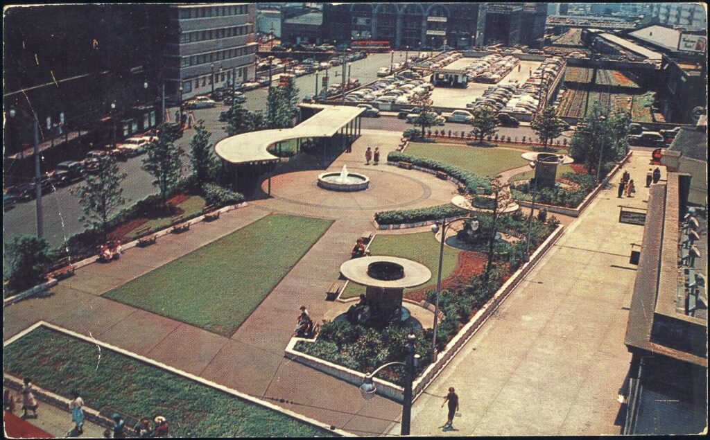 Postcard with photo of Plaza Park